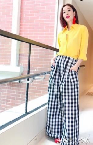 郑秀文素颜没眉毛的样子比她化妆精修还好看，才发现她比冯德伦高