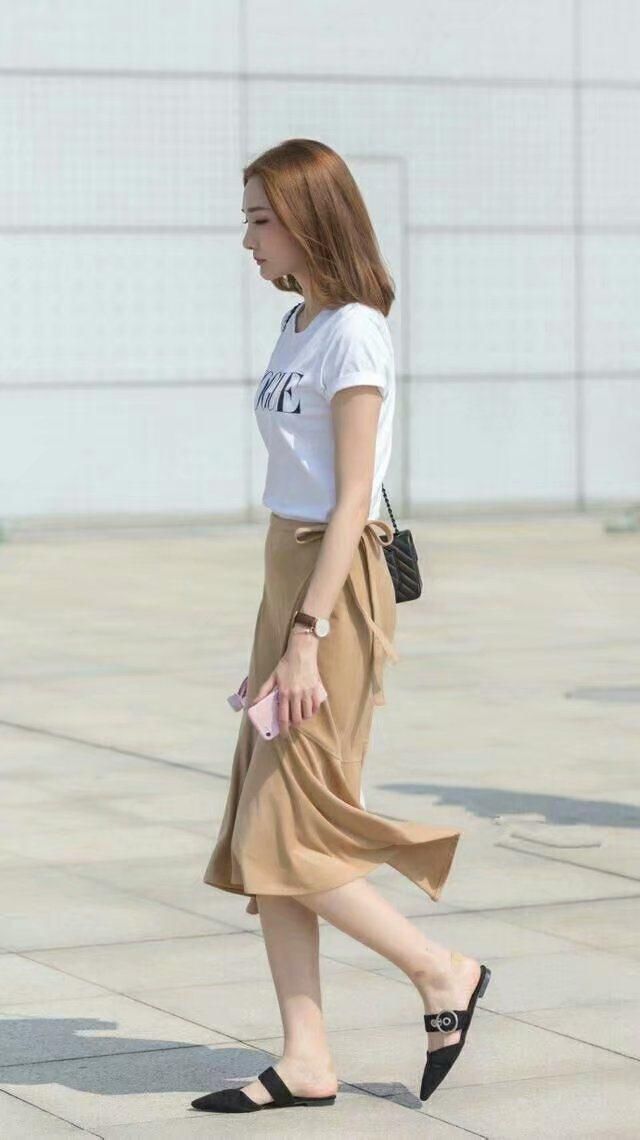 街拍:灰色衬衫搭配超短牛仔裤，美女腿型修长，气量十足