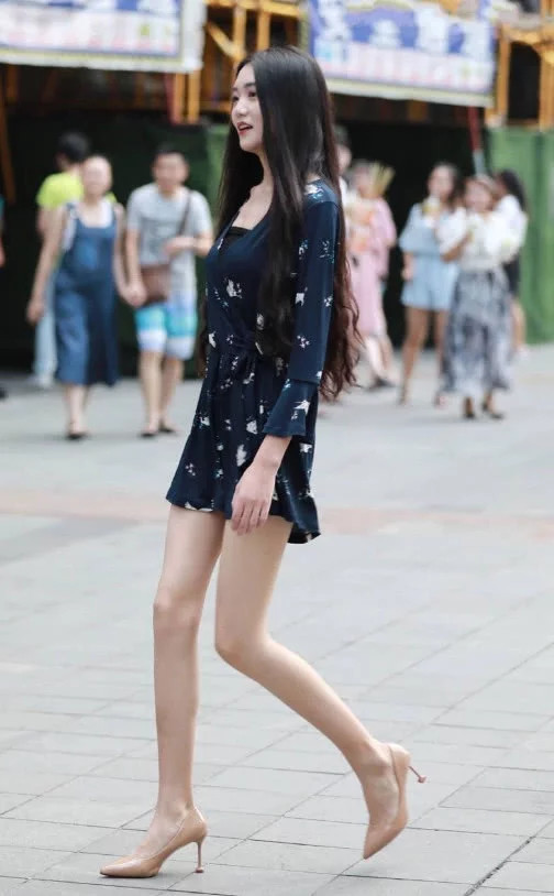 气质小姐姐身穿小短裙出街，天使般的笑容魔鬼身材般的身材