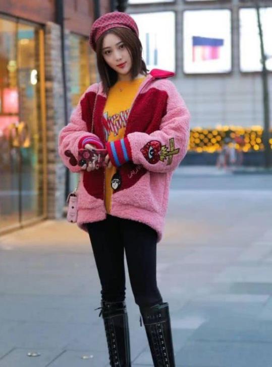 休闲裤■街拍活泼可爱的小姐姐,一件黑色上衣配紫色休闲裤,青春活力范