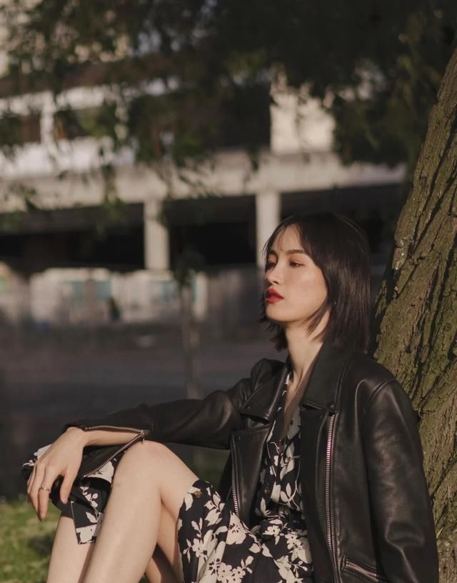  「个性」风衣要让位了!今年秋冬正流行的“皮衣”外套,个性时尚又有气场...