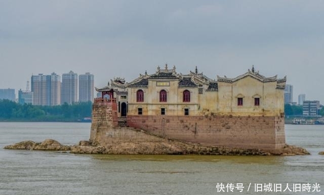 中国最神奇的“钉子户”,屹立在长江之中700多年,无人敢拆