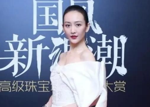  「气质」脸大的女生不要再做这几款发型了!看上去非常显老没气质!