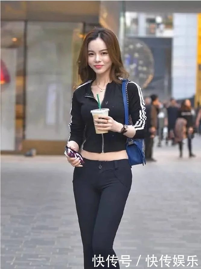 气质熟女漏脐上衣裹柔美蛮腰，绝美的容颜和玲珑的身材