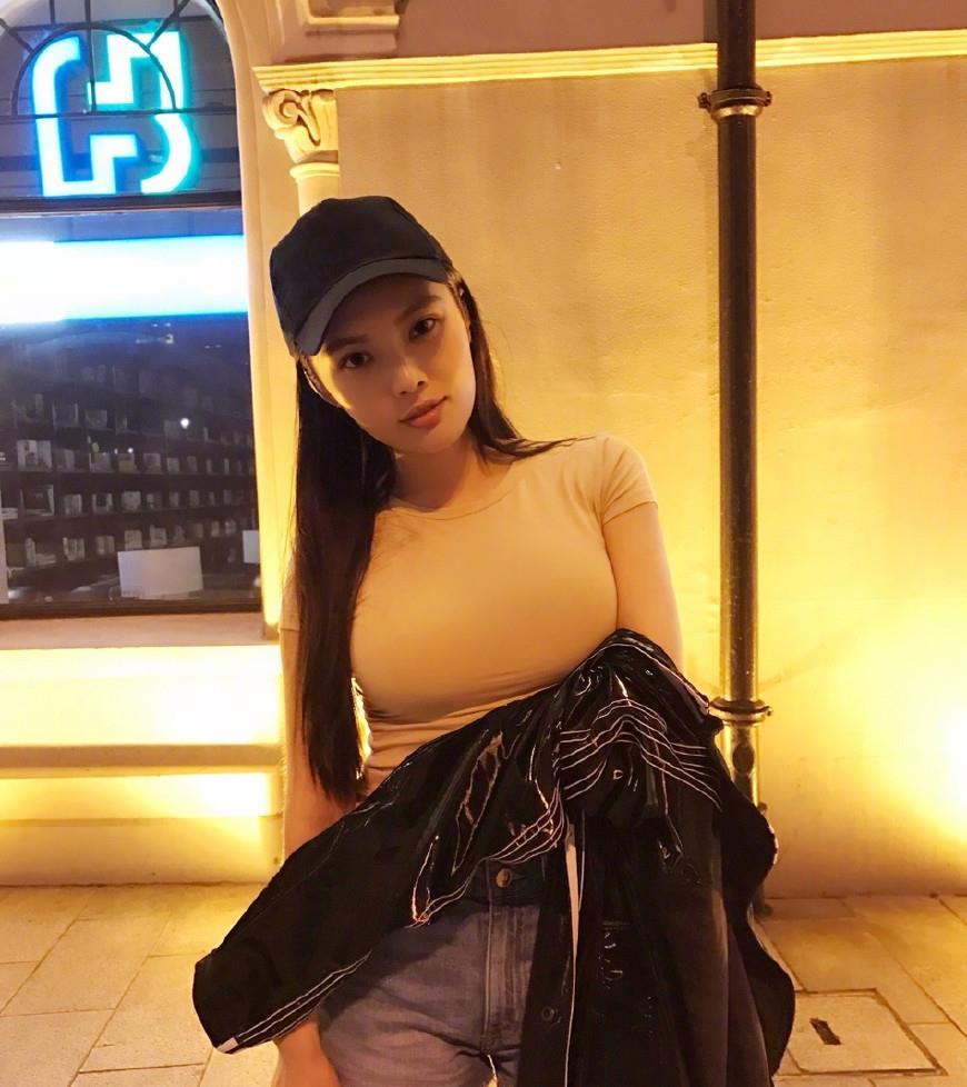 徐冬冬身穿紧身衣街拍，身材比柳岩还有料，穿着也非常时尚