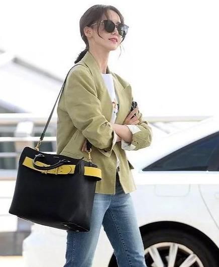  『打造』运用经典色打造时髦造型!早春实用穿搭指南,你最pick哪一套