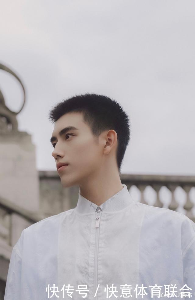 气质:留着寸发穿白衬衫的小奶狗,皮肤白净的帅哥穿什么都这么有气质哦