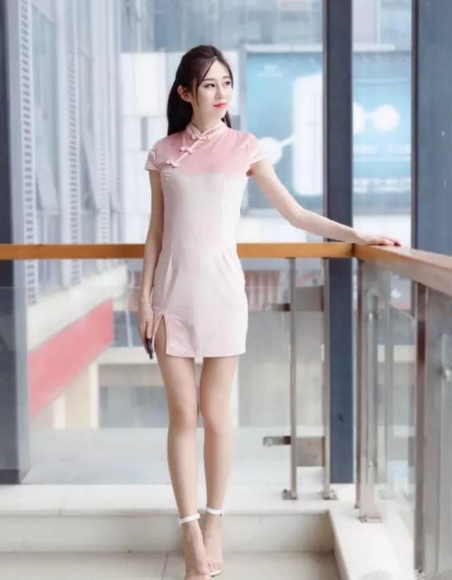  「减龄」粉粉嫩嫩的旗袍, 不仅时尚好看, 而且还非常减龄。