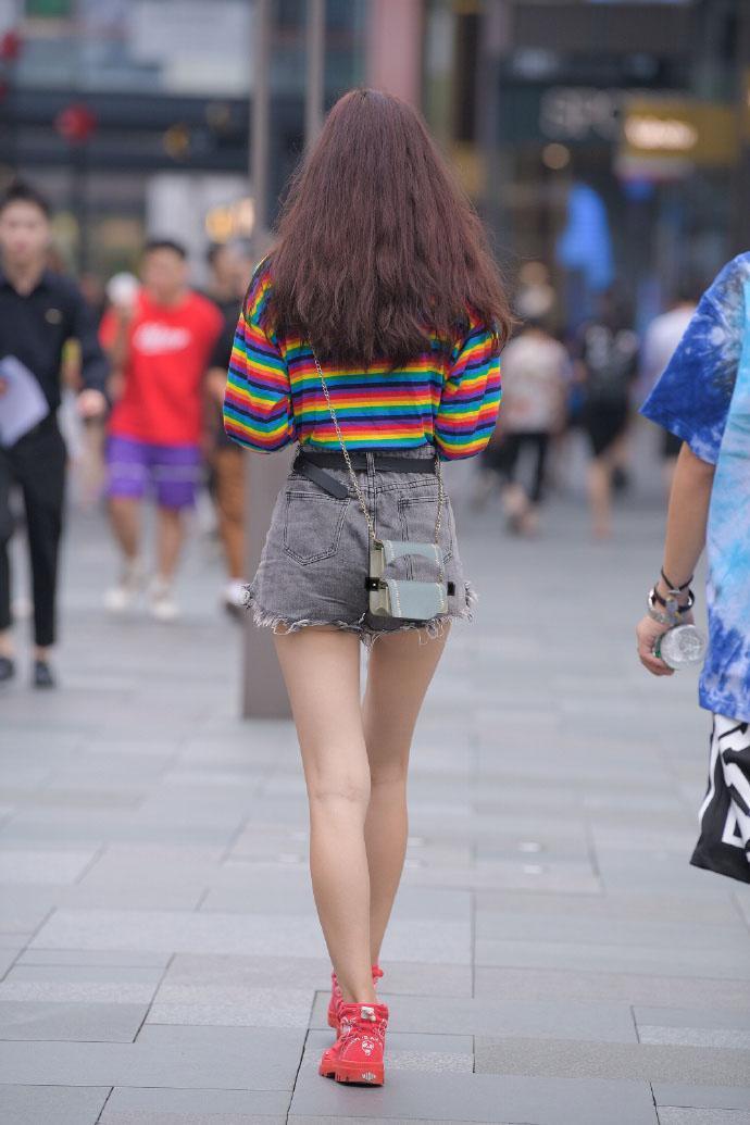 「好身材」街拍:设计师咋想的,模仿彩虹设计的T恤,太彰显好身材了吧?