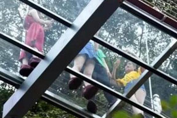 玻璃桥从上往下是风景，而从下往上也是一道“风景”，女生要注意