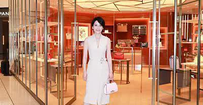 47岁俞飞鸿和38岁高圆圆同穿深V裙亮相时，网友：妥妥的气质女神