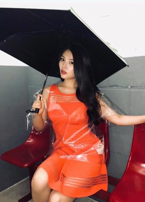 徐冬冬穿红裙，披着“保鲜膜”大秀身材，网友：难怪王晶点你名！