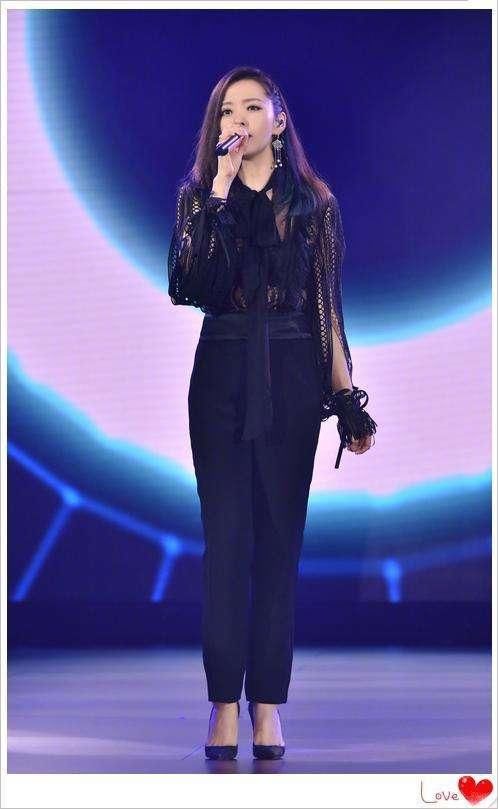 张靓颖太大胆了!半身裙用一根线连着，网友:杨幂都不敢这样穿