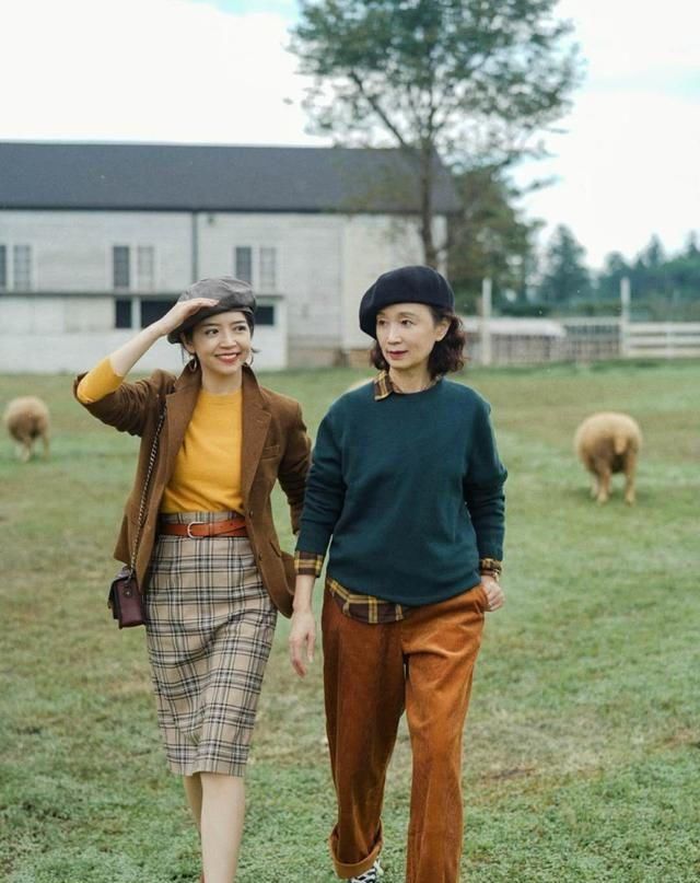  [学学]女人过了五十岁，少穿T恤配短裤吧！学学三木妈妈这样穿，真优雅