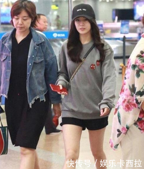 看了关晓彤穿短裤，再看看迪丽热巴，网友：关晓彤的大长腿赢了