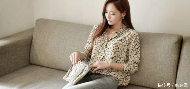 俏美靓丽的牛仔裤美女，气质出众，吸引力十足