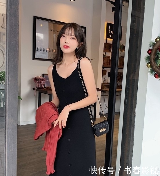 「红色」2020打底吊带裙不会搭怎么办?加一件红色针织小衫,更时尚不挑人