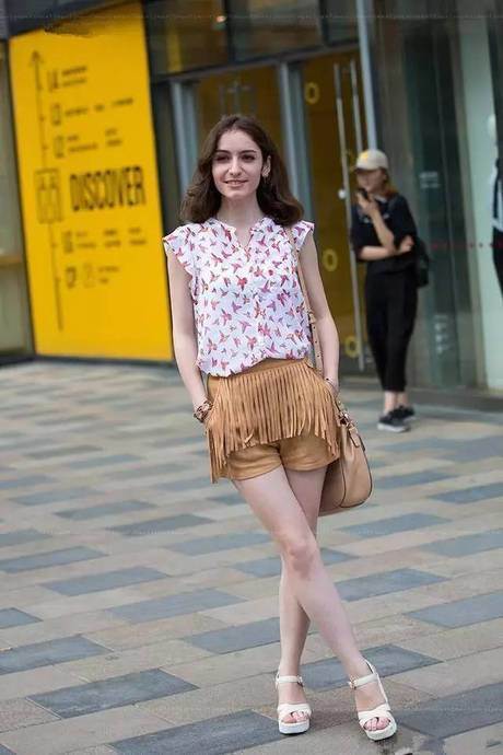 穿睡衣上街的女人，也没有长腿美女撩人，真心美哭了！