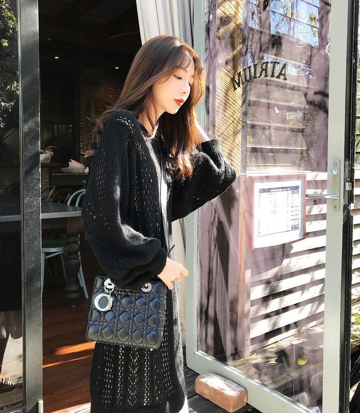 韩国模特长得都俊，有新加坡美景相衬，感觉更是有气质