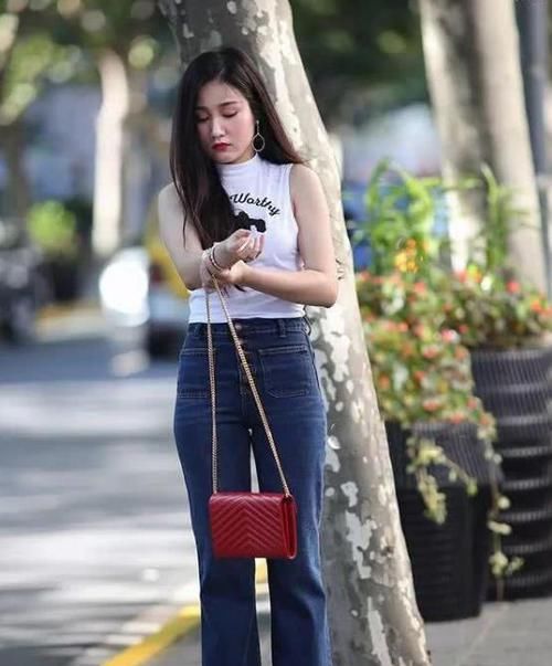  #感觉#街拍：面带笑容的小姐姐，一件白色上衣配牛仔热裤，青春活力气息