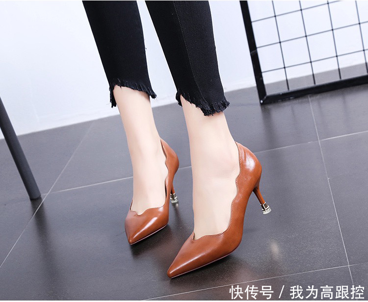 荷叶花边鞋口与小矮跟结合的古风高跟鞋