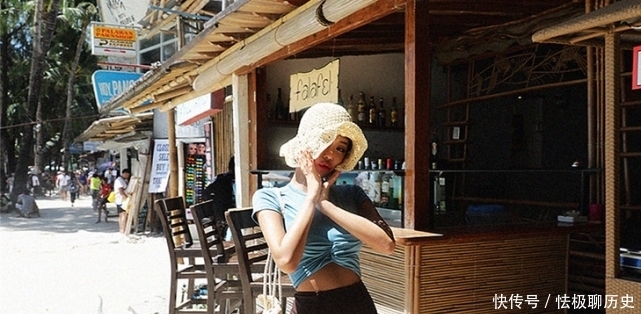 『显得』韩国超模来到苏梅岛,蓝色上衣太修身,显得身材曲线更上一层楼