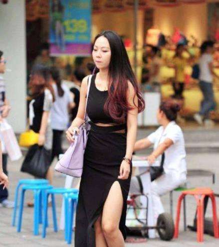 街拍: 和外国男友一起逛街的时尚美女, 长得有点像憨豆先生