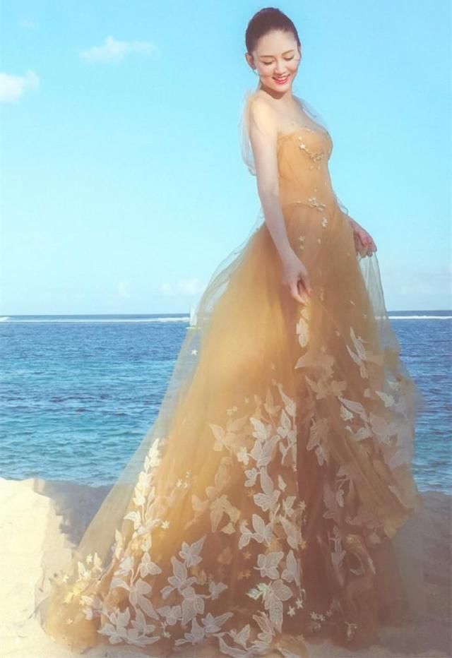 陈乔恩穿抹胸薄纱裙，上身勒得好紧，网友:这身材简直在拉仇恨!