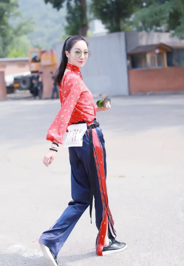 35岁韩雪身穿豆沙色连衣裙亮相，比00后还要美，网友：大妈变女神