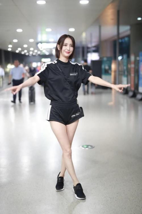 为什么现在更多的女生喜欢穿短裤,而不是仙气十足的长裙?