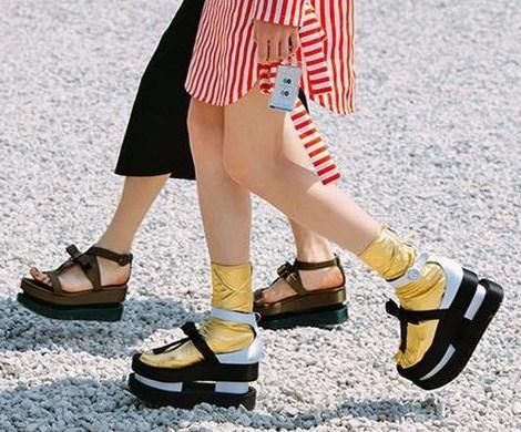 过35岁女人，这3种鞋子再喜欢也别穿，伤脚显腿粗，还拉低你衣品