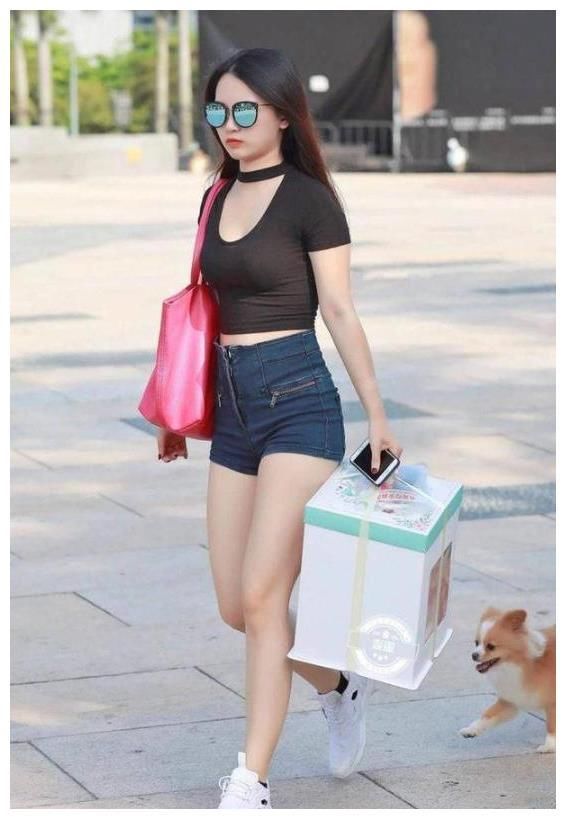 街拍：图六穿高开叉旗袍，“凹凸有致”的身材，散发女人味！