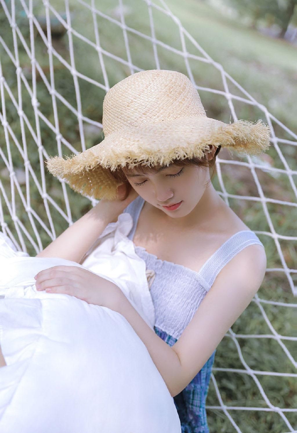 气质大眼美女吊带连衣裙性感户外旅拍图片