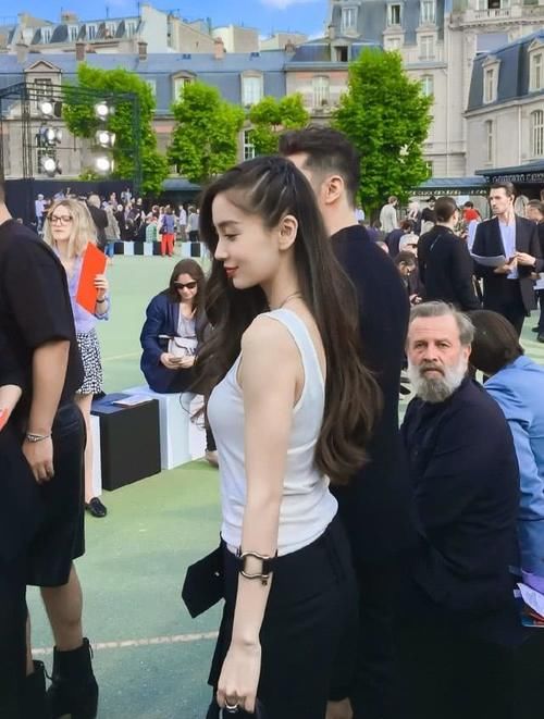  『眼花』开了美颜的杨颖有多假？身旁的黄晓明秒变小鲜肉，肤色让我眼花