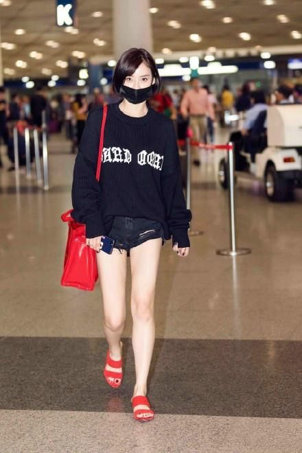 都在拼命的秀腰，袁姗姗却戴个大腰包遮住，网友：你是第一人吧？