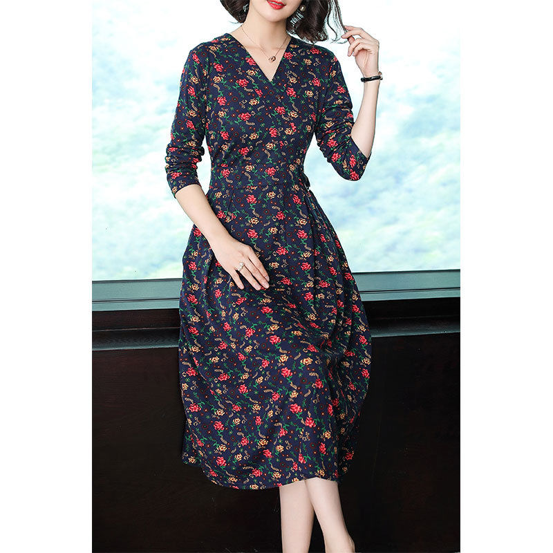 腻害了!忍不住多看几眼,54岁妈妈穿这,新款秋裙,女人味爆棚