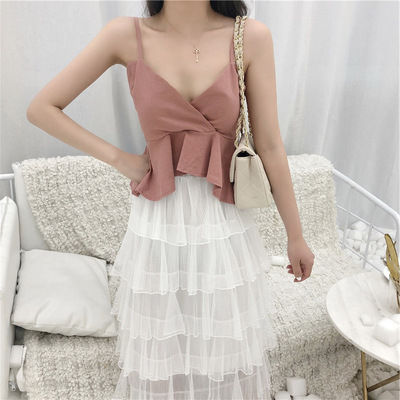 难怪越来越多的女人不穿裙子，炎炎夏日穿这样的吊带背心，超好看