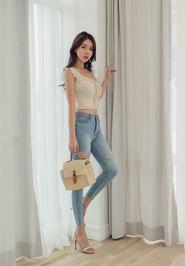 超漂亮“微胖”美女，紧身裤更有气质