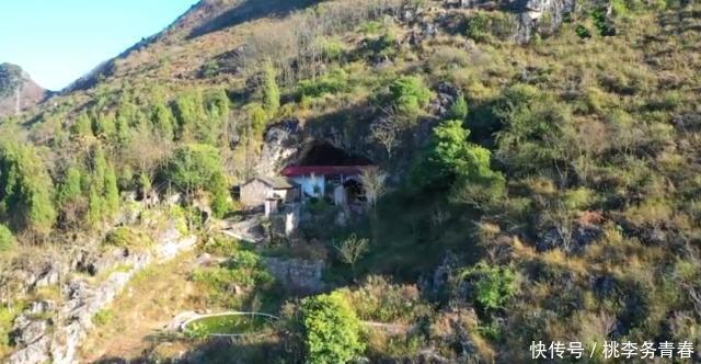 云南大山发现一户人家,在岩洞下盖房子隐居,与世无争