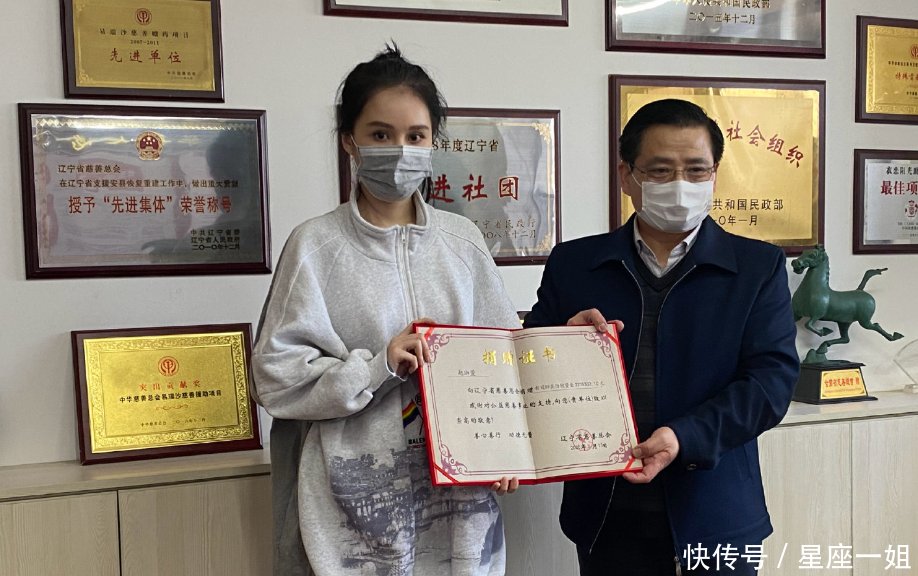 『看起来』赵本山近照曝光,头发花白面色红润精神好,妻子和女儿同框似姐妹