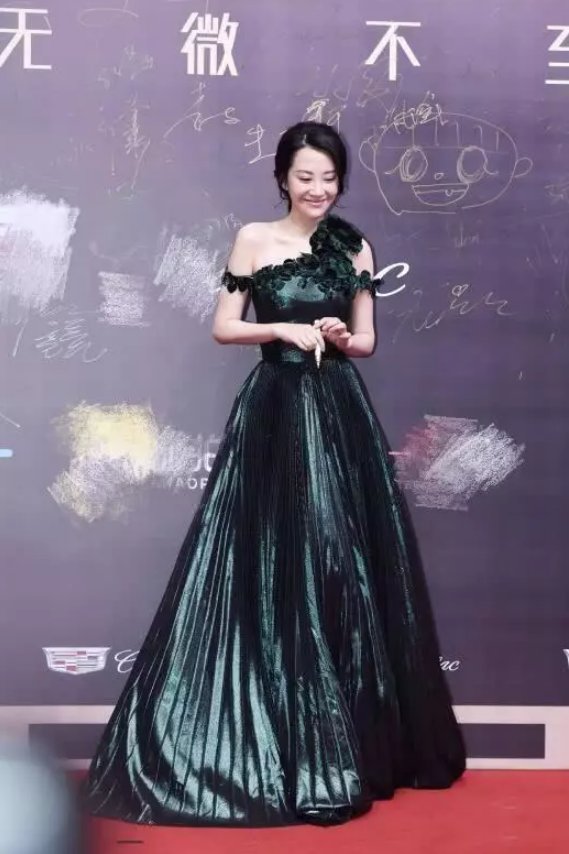 49岁许晴风韵犹存，连体裤减龄20岁，网友:上厕所怎么办