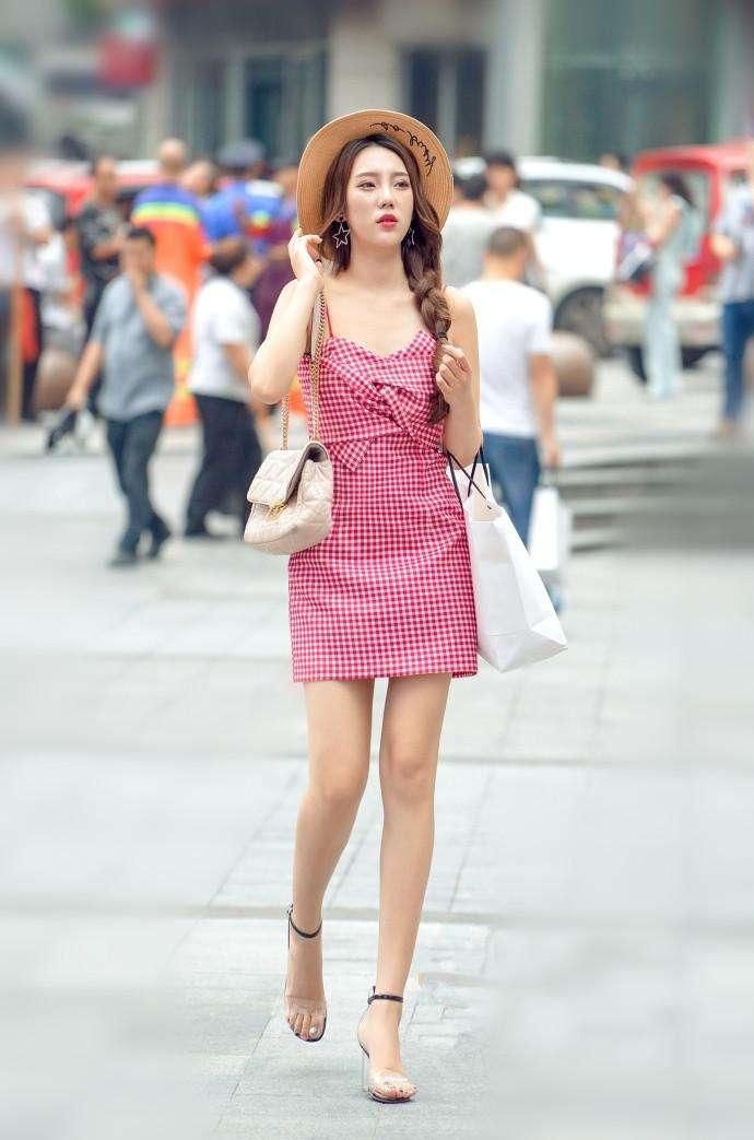 街访美女:请问你身上什么最大?女大学生的回答好直接