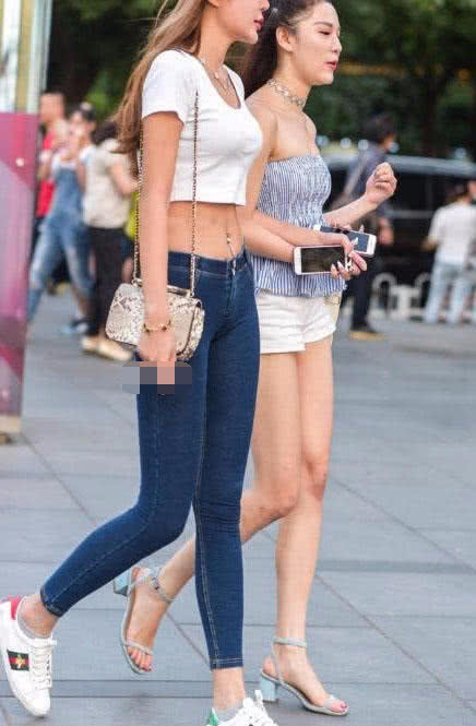 180公分美女紧身裤尽显“筷子腿”，这腿夹的一点缝隙都没有