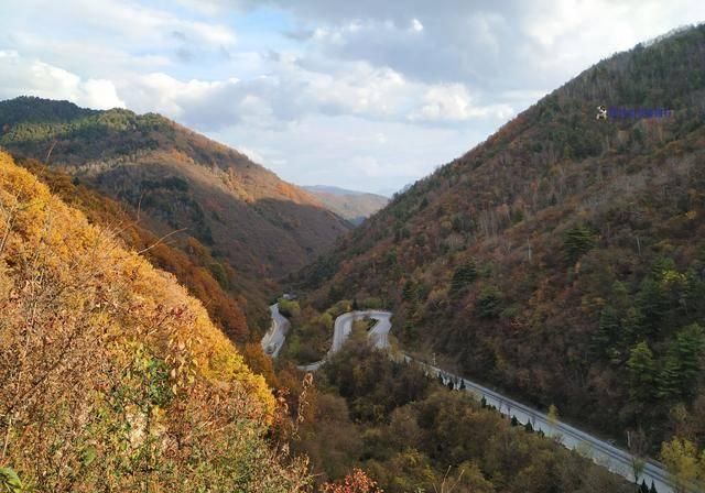 自驾中国最美公路高江路,车轮悬空差点掉河里,当地人居然这么做