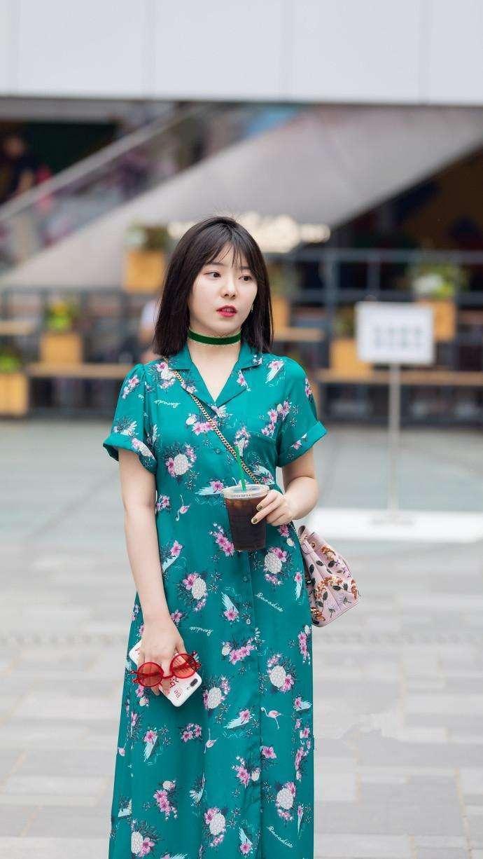 北京街拍：长相甜美的小姐姐，打扮起来更是好看到想撩她！