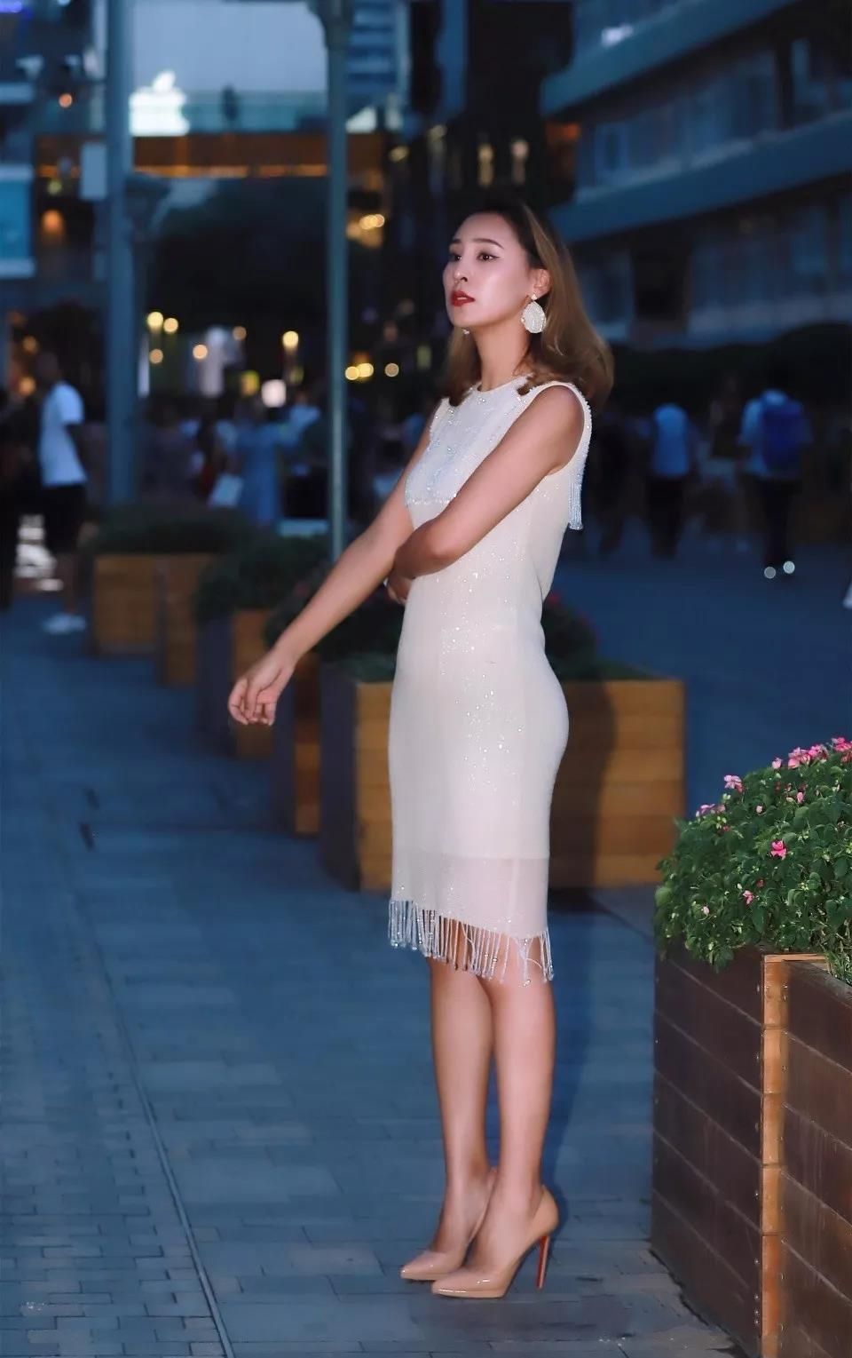 街怕:包臀连体裙+高跟凉鞋，夏日清凉风挡不住