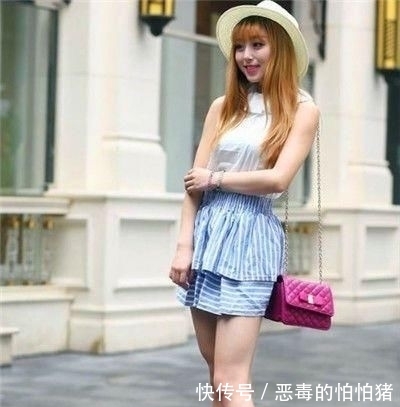 连衣裙■街拍:美女戴一副时髦的太阳镜,身穿拼色连衣裙,充满着帅气