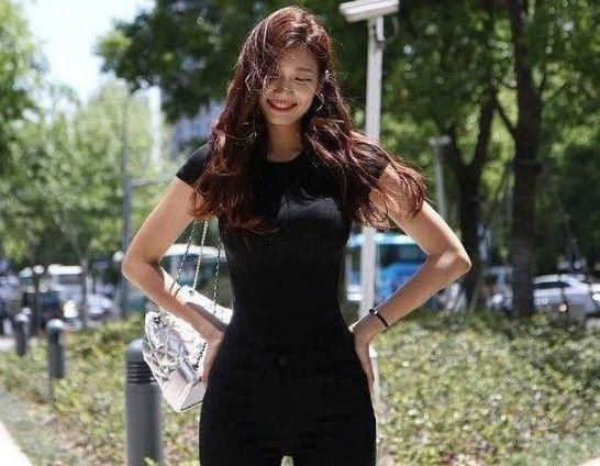 「美女」街拍耀人凹凸的紧身打底裤美女,搭配唯美时尚,拥有纤细大长腿