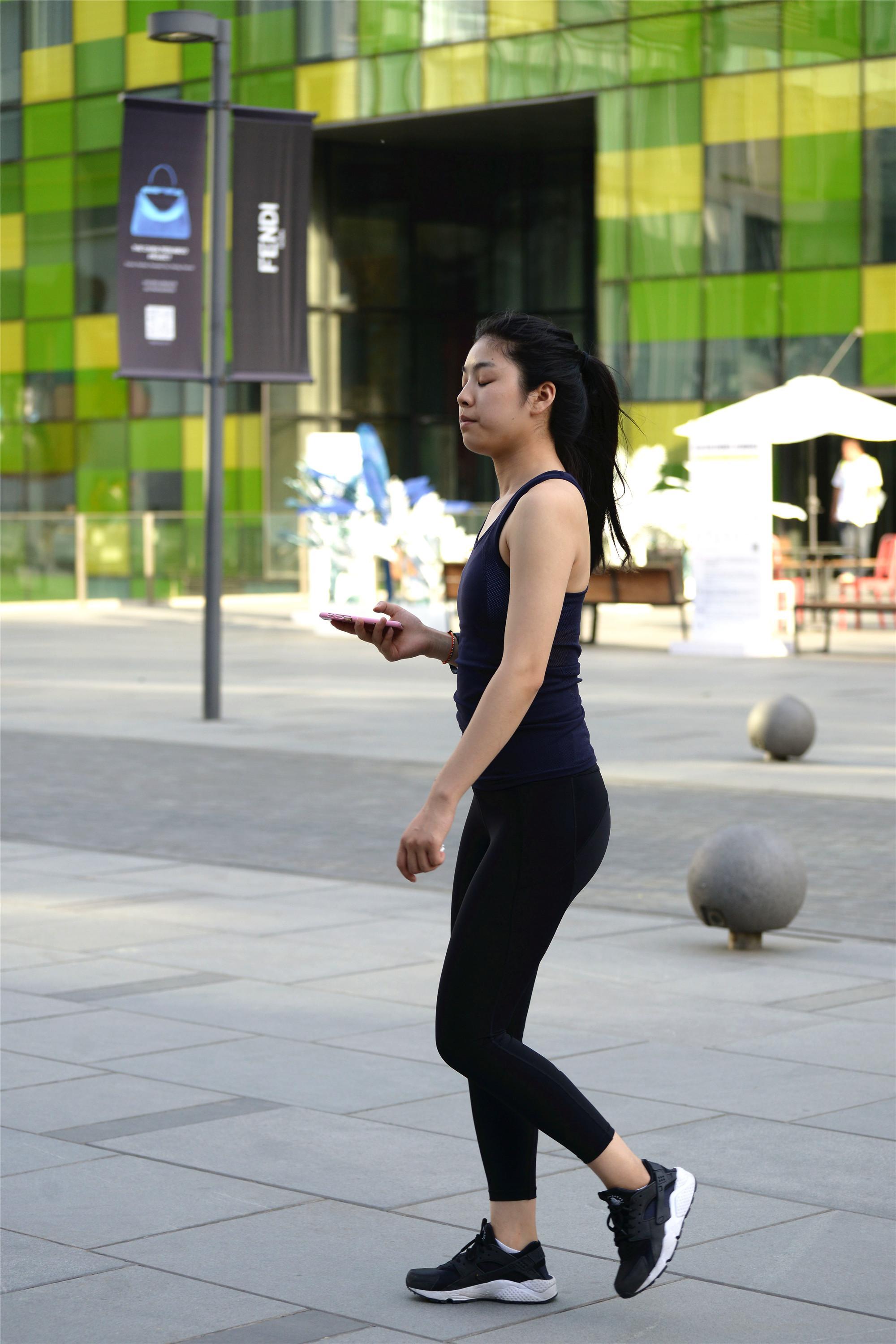 直接穿着瑜伽裤就出门的小姐姐,对自己身材就是这样的自信