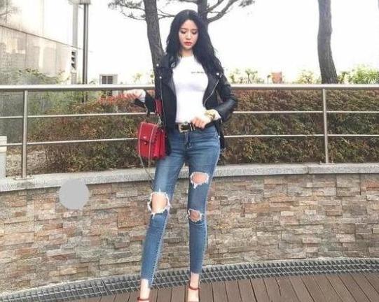 牛仔裤给女人带来大方时尚的美丽，让女人就是这么的自信
